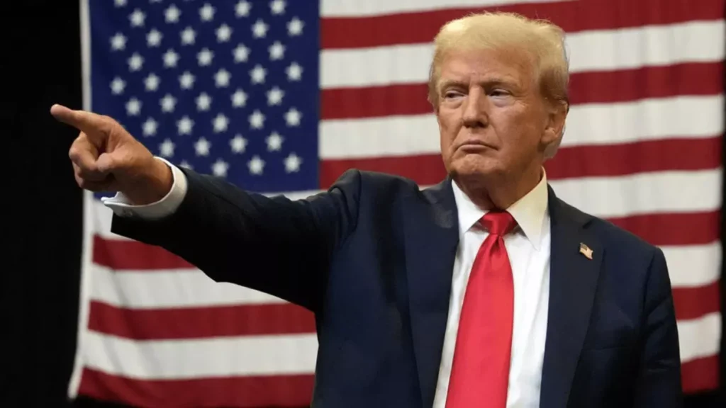 Trump, seçim sonrası yaptığı açıklamada kendisini ABD’nin yeni başkanı olarak ilan etti